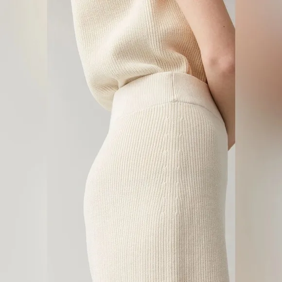 COS Women’s Ribbed-Knit Bermuda Shorts in Ivory Size M