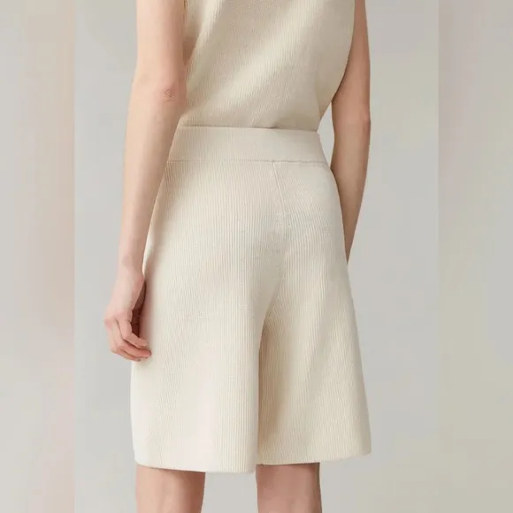 COS Women’s Ribbed-Knit Bermuda Shorts in Ivory Size M