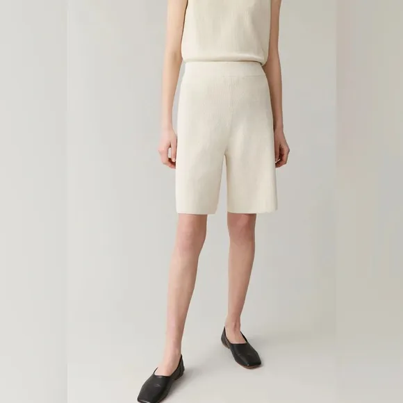 COS Women’s Ribbed-Knit Bermuda Shorts in Ivory Size M