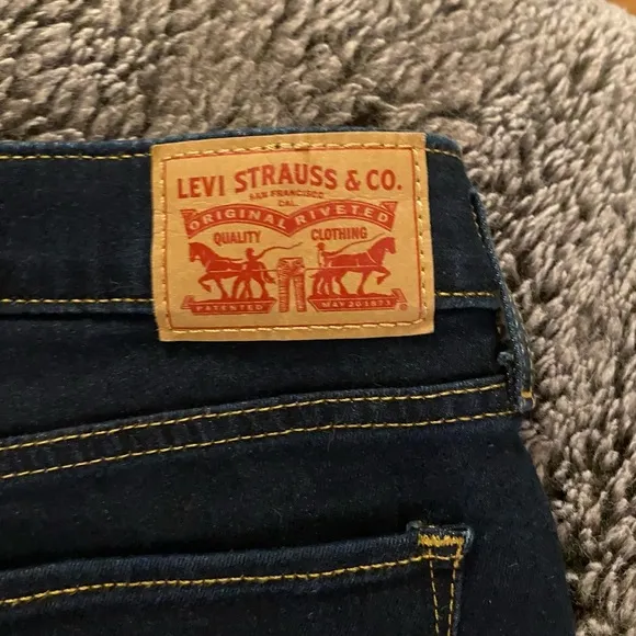 LEVI’S Women’s 711 Skinny Jeans